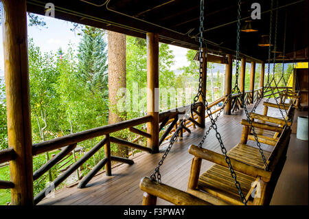 Blick von der Veranda & Holzschaukel Sitze; historischen Grand Lake Lodge; in der Nähe von Rocky Mountain Nationalpark; Colorado; USA Stockfoto