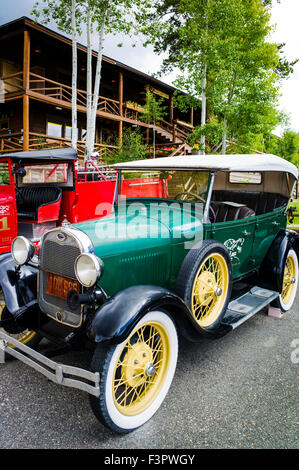 Zwei Vintage Antik Ford Autos; historischen Grand Lake Lodge; in der Nähe von Rocky Mountain Nationalpark; Colorado; USA Stockfoto