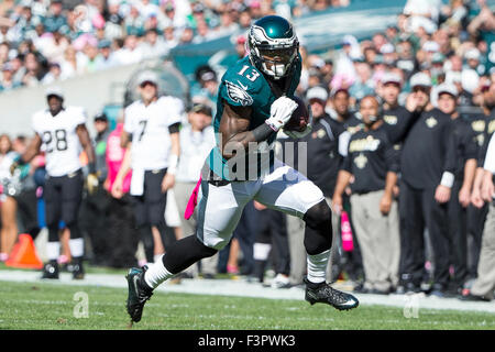 Philadelphia, Pennsylvania, USA. 11. Oktober 2015. Philadelphia Eagles Wide Receiver Josh Huff (13) läuft mit dem Ball für einen Touchdown während der NFL-Spiel zwischen den New Orleans Saints und den Philadelphia Eagles am Lincoln Financial Field in Philadelphia, Pennsylvania. Christopher Szagola/CSM/Alamy Live-Nachrichten Stockfoto