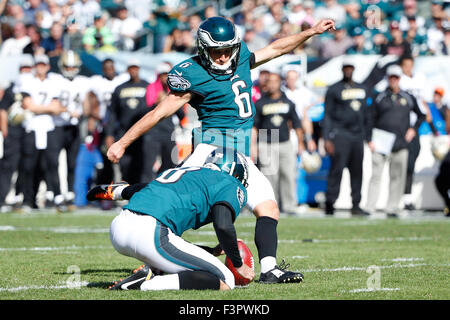 Philadelphia, Pennsylvania, USA. 11. Oktober 2015. Philadelphia Eagles Kicker Caleb Sturgis (6) tritt das Feld Ziel mit Punter Donnie Jones (8) während die NFL-Spiel zwischen den New Orleans Saints und den Philadelphia Eagles am Lincoln Financial Field in Philadelphia, Pennsylvania. Christopher Szagola/CSM/Alamy Live-Nachrichten Stockfoto