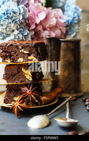 Hausgemachte Brownies auf Vintage Teller mit Vintage Besteck und Hortensie Blumen Stockfoto