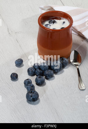 hausgemachter Joghurt mit Blaubeeren in einem traditionellen Tontopf Stockfoto