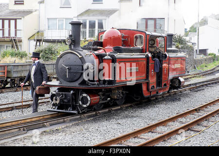 Gerald Dickens, steht großen großen Enkel von Charles Dickens mit Vintage Dampfmaschine. Stockfoto