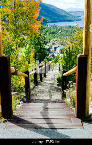 Rustikale Garten Außentreppen; historischen Grand Lake Lodge; in der Nähe von Rocky Mountain Nationalpark; Colorado; USA Stockfoto