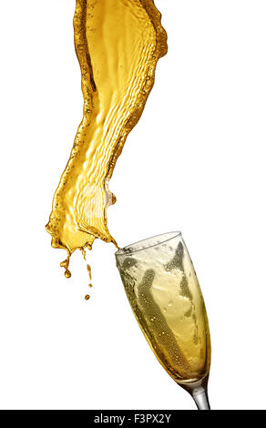 Spritzen Champagner aus Glas, isoliert auf weißem Hintergrund. Stockfoto