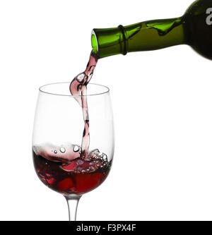 Rotwein Glas aus einer Flasche isoliert auf weißem Hintergrund in Gießen. Stockfoto