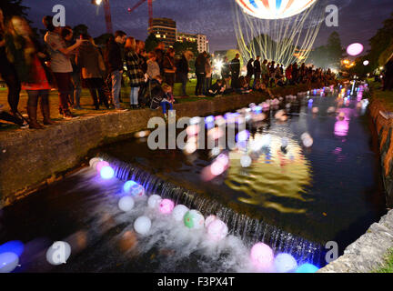 Bournemouth, Dorset, UK 11. Oktober 2015.  Creatmosphere - ein Fluss von Licht am Bournemouth untere Gärten, Bournemouth, Dorset, UK.  Die Veranstaltung ist Teil der philosophischen Bournemouth durch Sea Festival.  Unverankerte Objekte entstanden im Laufe des Tages und starteten am 19:00, die den Fluss hinauf beleuchtet, wie sie flussabwärts vor Hunderten von Zuschauern aufgereiht entlang der Ufer des Flusses - Bild schwebte am Fluss Bourne: Graham Hunt/Alamy Live News Stockfoto