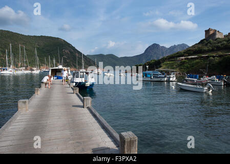 Hölzerne Pier des natürlichen Hafens von Girolata, Korsika, Frankreich Stockfoto