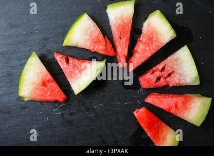 Wassermelone Popsicle leckeren frischen sommerlichen Obst süßes Dessert auf Vintage alte Holz teak Stockfoto