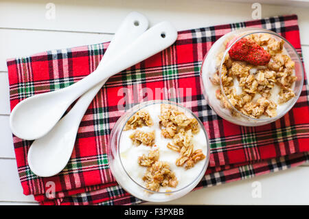 Gesundes Frühstück mit Muslie und Milch, selektiven Fokus Stockfoto