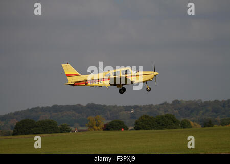 Helle Single-engined Flugzeug kurz nach dem Start in Wolverhampton Halfpenny grün Airport.UK Stockfoto