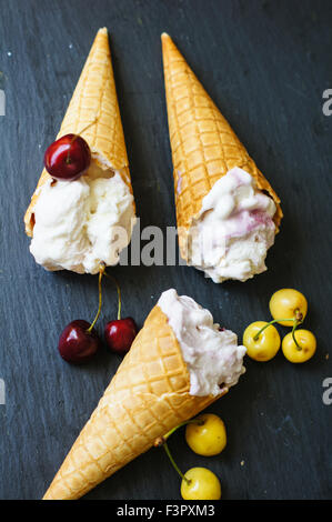 Eis in der Kegel mit frischen süßen Kirschen Beeren Stockfoto