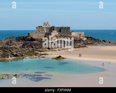 Fort National in der Ebbe, Saint-Malo Stockfoto