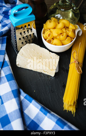 Pasta, Käse und Öl auf der Serviette Stockfoto