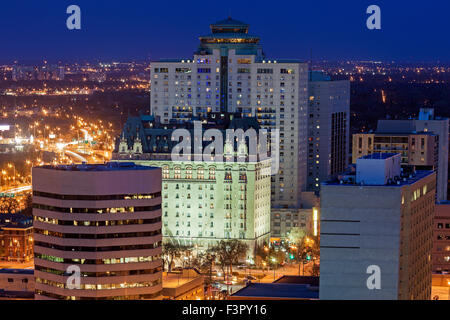 Winnipeg, moderne Architektur in der Nacht. Winnipeg, Manitoba, Kanada. Stockfoto