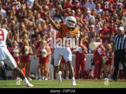 10. Oktober 2015: Texas Longhorns Quarterback Jerrod gehört #13 in die NCAA Red River Showdown Fußballspiel zwischen der Oklahoma Sooners und die Texas Longhorns an das Cotton Bowl Stadium in Dallas, TX Texas besiegt Oklahoma 24-17 Albert Pena/CSM Stockfoto