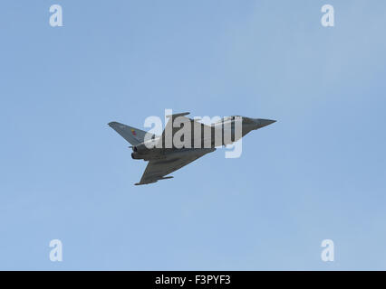 Royal Air Force Eurofighter Typhoon Jet fliegen über RAF Coningsby Stockfoto
