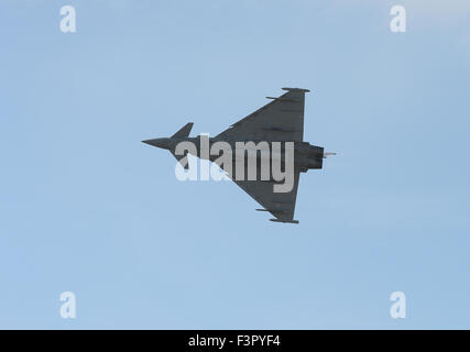 Royal Air Force Eurofighter Typhoon Jet fliegen über RAF Coningsby Stockfoto