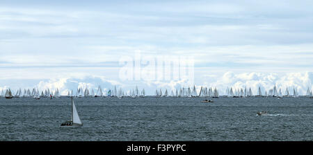 Triest, Italien. 11. Oktober 2015. Kredit-Boote Segel während der 47. Barcolana Regatta im Golf von Triest am 11. Oktober 2015: Andrea Spinelli/Alamy Live News Stockfoto