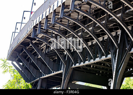 Urban grau Metallbrücke an sonnigen Tag Stockfoto