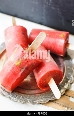 Hausgemachte Eis am Stiel mit Wassermelone und Kalk Stockfoto