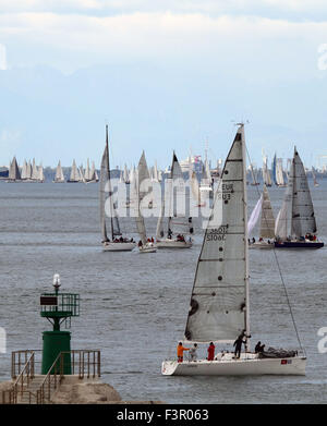 Triest, Italien. 11. Oktober 2015. Kredit-Boote Segel während der 47. Barcolana Regatta im Golf von Triest am 11. Oktober 2015: Andrea Spinelli/Alamy Live News Stockfoto