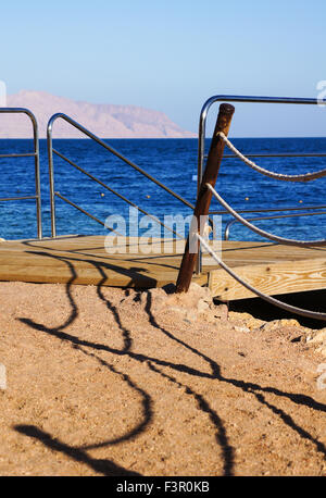 Seil und Pier Detail am Roten Meer auf der ägyptischen Seite Stockfoto