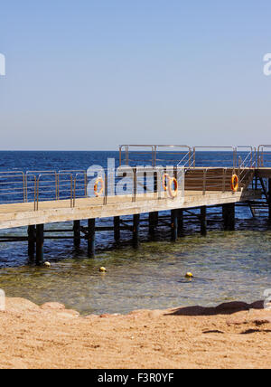 Seil und Pier Detail am Roten Meer auf der ägyptischen Seite Stockfoto