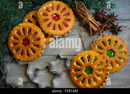 Weihnachts-Zeit-Dekoration mit Cookies, Gewürze und Weihnachtsbaum auf dem hölzernen Hintergrund Stockfoto