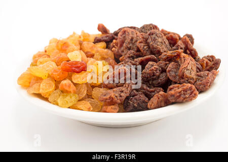 Rosinen trocknen in den Platten. Stockfoto