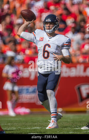 Kansas City, Missouri, USA. 11. Oktober 2015. Chicago Bears QB #6 Jay Cutler Abschluss einen Pass in der 2. Hälfte des regulären NFL-Football-Spiel zwischen den Kansas City Chiefs und die Chicago Bears im Arrowhead Stadium in Kansas City, Missouri.Ke Lu/CSM Credit: Cal Sport Media/Alamy Live News Stockfoto