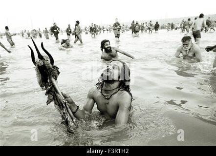 Sadhu heilige Männer Baden im Fluss Ganges bei 2001 Kumbh Mela in Allahabad, Indien. Stockfoto
