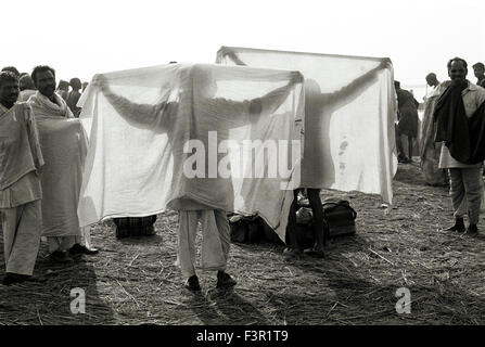 Pilger im the2001 Kumbh Mela in Allahabad, Indien trocknen ihre Roben Baden in der Sonne. Stockfoto