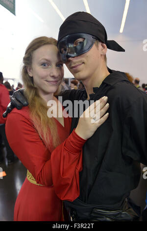 New York City, New York, USA. 10. Oktober 2015. Cosplayer ALANA aus NJ, wer ist Prinzessin Butterblume, und NICK aus New Jersey, der Westley Dread Pirate Roberts ist, sind Darstellung von Zeichen aus der W. Goldman The Princess Bride auf der 10. jährlichen New York Comic Con NYCC 2015 soll die größte aller Zeiten, mit mehr als 160.000 Besucher während der 4 Tage ReedPOP, vom 8. Oktober bis zum 11. Oktober sein , im Javits Center in Manhattan © Ann Parry/ZUMA Draht/Alamy Live-Nachrichten Stockfoto