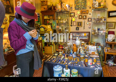 Paris, Frankreich, chinesische Touristen Einkaufen auf dem französischen Flohmarkt, 'les Puces de Paris Saint Ouen', 'Porte de Clignancourt', Antiquitäten, Vintage Stall, Migrantinnen Stockfoto