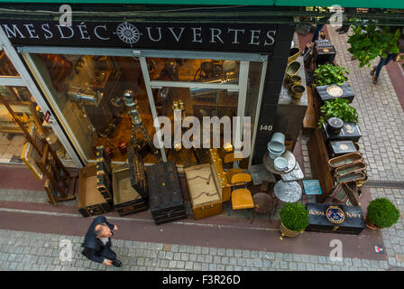 Paris, Frankreich, Hochwinkelansicht, Durchstöbern des Vintage-Shops vorne auf dem französischen Flohmarkt, 'les Puces de Paris Saint Ouen', Porte de Clignancourt, Antiquitäten, Vintage-Marktmöbel, 'MES Decouvertes'-Schild, ('Marché Dauphine') Schaufenster, Pariser Vintage-Fenster Stockfoto