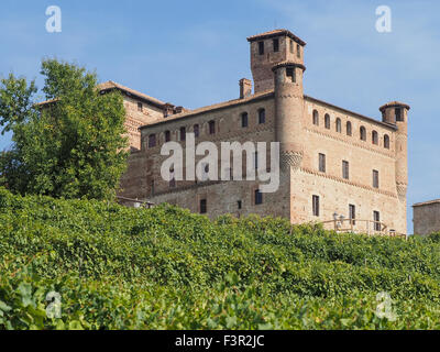 Die alte mittelalterliche Burg auf dem Hügel von Grinzane Cavour Stadt im Cuneo Provinz Italiens, ein UNESCO-Weltkulturerbe. Stockfoto