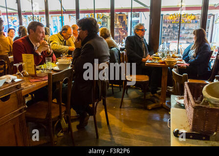 Paris, Frankreich, Menschenmenge, die Mahlzeiten auf dem französischen Flohmarkt teilt, 'les Puces de Paris Saint Ouen', Porte de Clignancourt, 'Le Paul Bert' Bistro Restaurant, Vintage-Einrichtung, trendiges Café 1950er Jahre, Männer in Pub Vintage french Cafe Stockfoto