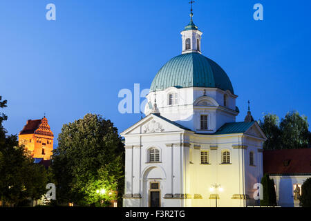 Kazimierz Kirche St. Abendzeit - Warschau, Polen. Kirche der Heimsuchung der seligen Jungfrau Maria im Hintergrund. Stockfoto