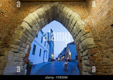 Opatowska Tor und Kirche des Heiligen Geistes - Sandomierz Stockfoto