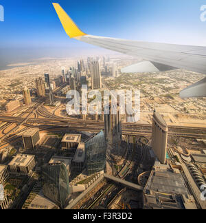 Stadtbild von Dubai aus Flugzeug Fenster, Vogelperspektive, Vereinigte Arabische Emirate Stockfoto