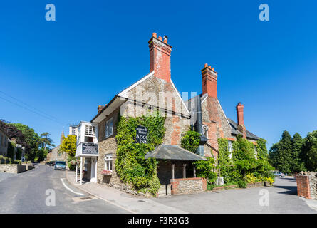 Die Eichel Inn, ein Pub, verbunden mit Thomas Hardy in Evershot, einem kleinen Dorf in Dorset, Südwest-England, im Sommer Stockfoto