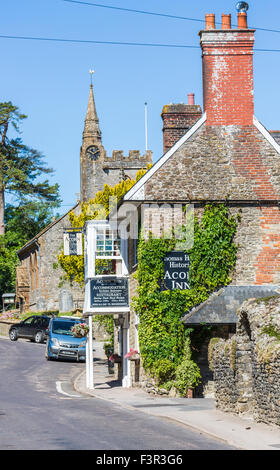 Die Eichel Inn, ein Pub, verbunden mit Thomas Hardy in Evershot, einem kleinen Dorf in Dorset, Südwest-England, im Sommer Stockfoto