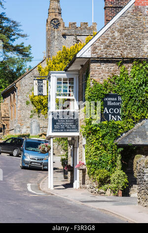 Die Eichel Inn, ein Pub, verbunden mit Thomas Hardy in Evershot, einem kleinen Dorf in Dorset, Südwest-England, im Sommer Stockfoto