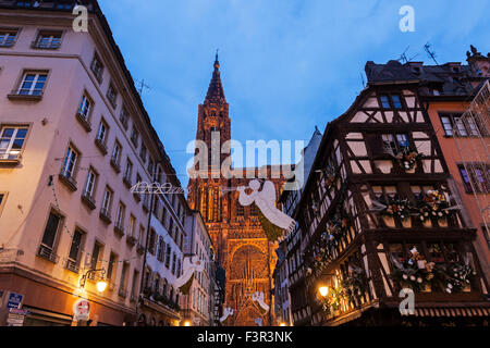 Altstadt-Architektur mit Straßburger Münster Stockfoto