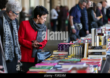 Turin, Italien. 11. Oktober 2015. Neunte Auflage für Arcade-Papier, die Bibliothek, die längste der Welt En Plein Air, ein Herbst Event unentbehrlich in Turin. Dutzende von Ständen, lesen und Kultur gewidmet. Bildnachweis: Elena Aquila/Pacific Press/Alamy Live-Nachrichten Stockfoto