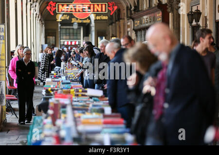 Turin, Italien. 11. Oktober 2015. Neunte Auflage für Arcade-Papier, die Bibliothek, die längste der Welt En Plein Air, ein Herbst Event unentbehrlich in Turin. Dutzende von Ständen, lesen und Kultur gewidmet. Bildnachweis: Elena Aquila/Pacific Press/Alamy Live-Nachrichten Stockfoto