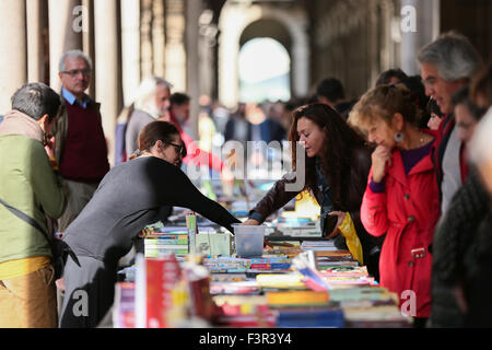 Turin, Italien. 11. Oktober 2015. Neunte Auflage für Arcade-Papier, die Bibliothek, die längste der Welt En Plein Air, ein Herbst Event unentbehrlich in Turin. Dutzende von Ständen, lesen und Kultur gewidmet. Bildnachweis: Elena Aquila/Pacific Press/Alamy Live-Nachrichten Stockfoto