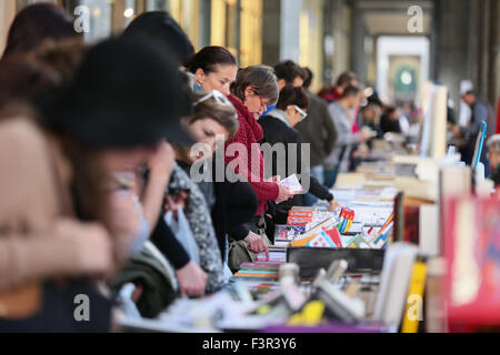 Turin, Italien. 11. Oktober 2015. Neunte Auflage für Arcade-Papier, die Bibliothek, die längste der Welt En Plein Air, ein Herbst Event unentbehrlich in Turin. Dutzende von Ständen, lesen und Kultur gewidmet. Bildnachweis: Elena Aquila/Pacific Press/Alamy Live-Nachrichten Stockfoto