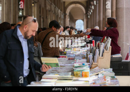 Turin, Italien. 11. Oktober 2015. Neunte Auflage für Arcade-Papier, die Bibliothek, die längste der Welt En Plein Air, ein Herbst Event unentbehrlich in Turin. Dutzende von Ständen, lesen und Kultur gewidmet. Bildnachweis: Elena Aquila/Pacific Press/Alamy Live-Nachrichten Stockfoto